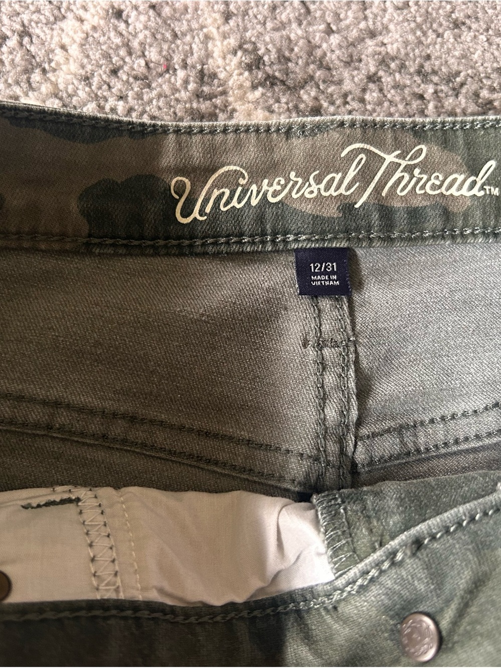 Universal Thread Green Camo Jeans Cropped - Picture 3 of 3